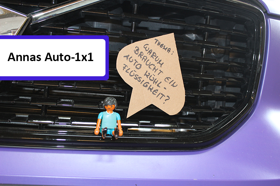 Playmobilmännchen sitzt auf Stoßstange, daneben eine Sprechblase, in der steht "Warum braucht ein Auto Kühlflüssigkeit?"